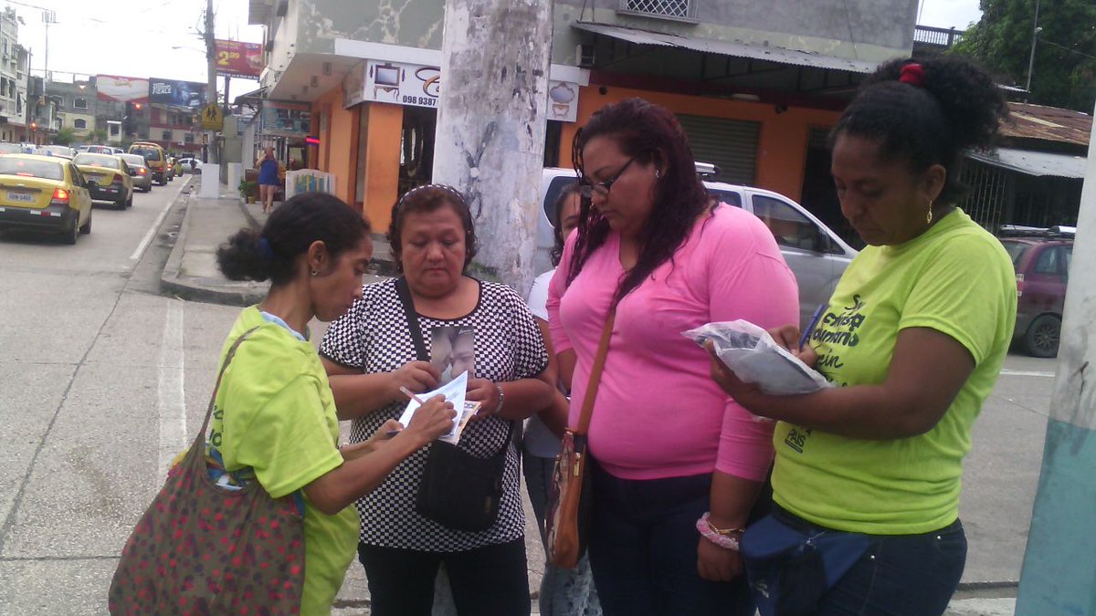 TomalaApolo's tweet photo. #BrigadasVoluntarias recorriendo cada rincón d la Parr. #GarciaMoreno dando a conocer el #PlanTodaUnaVida de #LeninPresidente2017 @Lenin https://t.co/B7mj0nz2pT