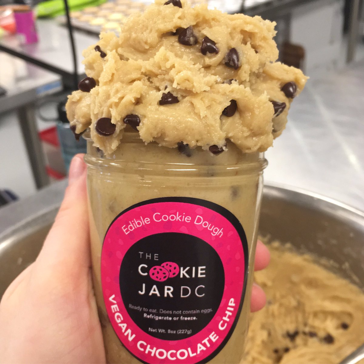 TheDoughJar's tweet photo. That vegan chocolate chip, dough 🍪🤗 #vegan #chocolatechip #cookiedough #dc #ediblecookiedough #unionkitchendc #madeindc https://t.co/KZLxXW8NgZ