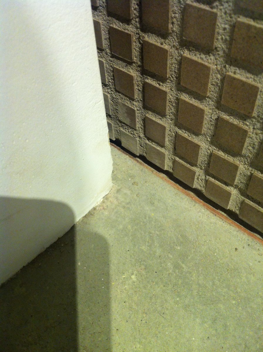 casa_malaparte's tweet photo. TORAFU ARCHITECTSのAēsop。店内の撮影は控えたので無いのですが、圧巻は中央に設置された銅板製のシンク。他にも、方杖の無い極薄の棚板や、チューブ形状の商品を陳列する棚など、アイデアとそれを実現するディテールに魅せられる。 https://t.co/KJliHvDe2A