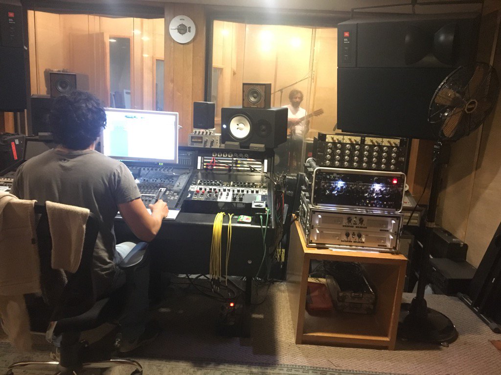 SashaSokol's tweet photo. Primer día de estudio para el disco nuevo. ⚡✨⚡ https://t.co/9DAhN10Uys
