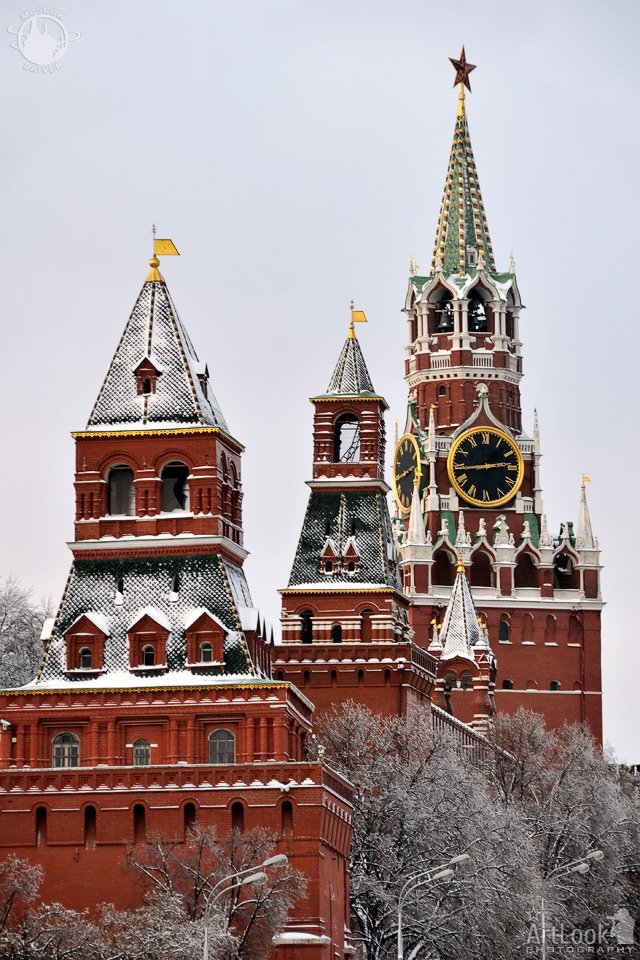 YourMoscowGuide's tweet photo. Kremlin Towers Covered Snow - #Moscow #Kremlin #Russia
https://t.co/AgFi96EYXj
#KremlinTowers #MoscowKremlin #SaviorTower https://t.co/r9PTQYInr2