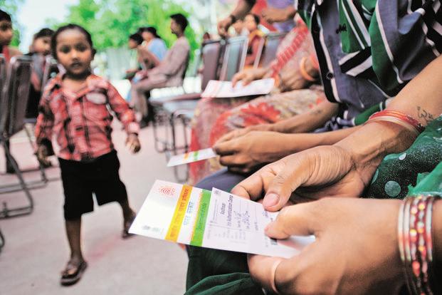 TheViralScene's tweet photo. Aadhaar to be made mandatory for filing I-T return, applying for PAN card - #AadhaarCard #ITReturn #PanCard https://t.co/Ymg3jWSb4R https://t.co/5k911Kalf4