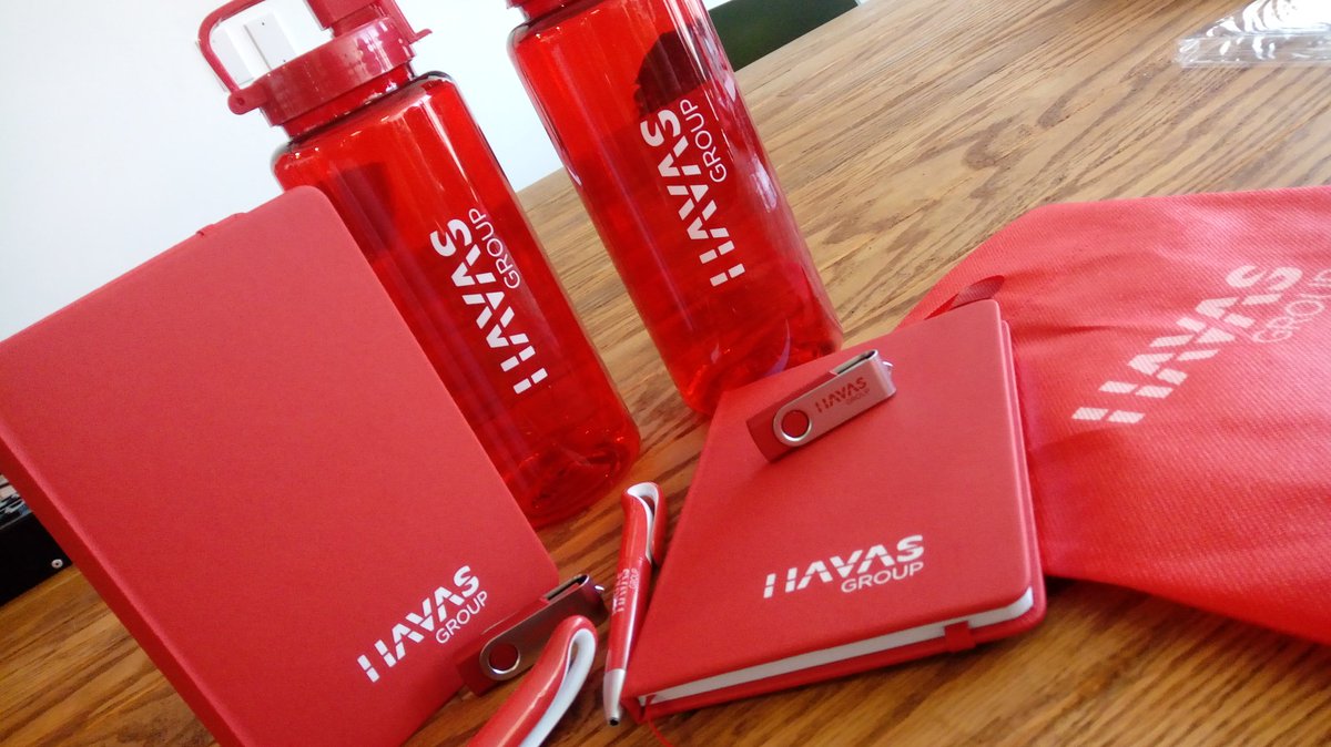 SritaPennyLane's tweet photo. Dos kits por llegar tarde. Gracias #Havas #HPR4. Después de la caminata de la vergüenza me dan regalitos ❤ @EdmundoGonzlez . https://t.co/8ipylMYHLi