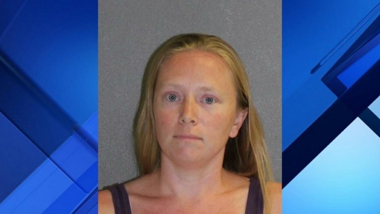 Florida woman arrested after 3-year-old child grabs loaded gun, fires it bit.ly/2n4l9du https://t.co/TXI9aLHWUN