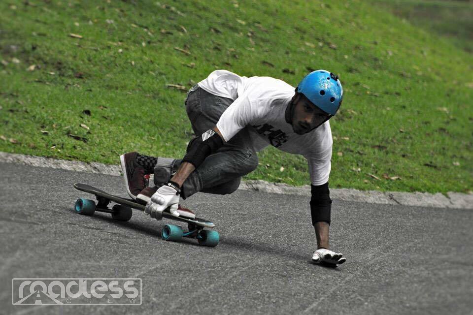 RoadlessCrew's tweet photo. Nuestro corredor Jomar (#Mamba) es un perfeccionista del "stance" "goofy".
#rOc #RoadlessCrew
#downhill #longboard #skateboard #skate https://t.co/MO0jM9yemE
