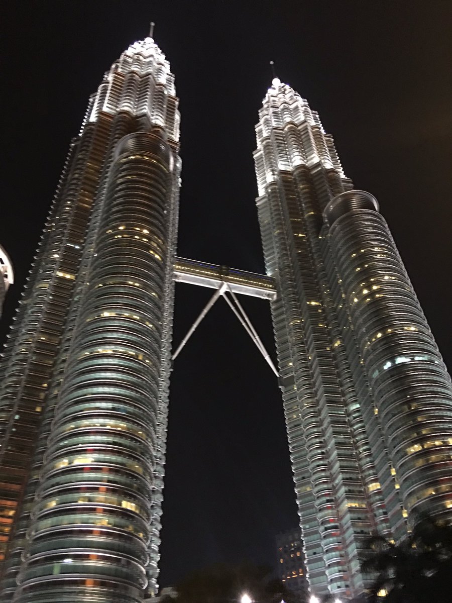 iLopamudraRaut's tweet photo. The twin towers lik beautiful in the night.Tell me I am a true photographer! 🙃🙃😉 #malaysia #twintowers #kualalumpur https://t.co/qbcmACYm8d