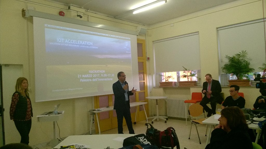 Eleonora_FMD's tweet photo. @AlfonsoHMolina la @fmdigitale accanto agli studenti e con il Pre-Acceleratore li sostiene #IoTAcceleration https://t.co/UsCzcgaKTE