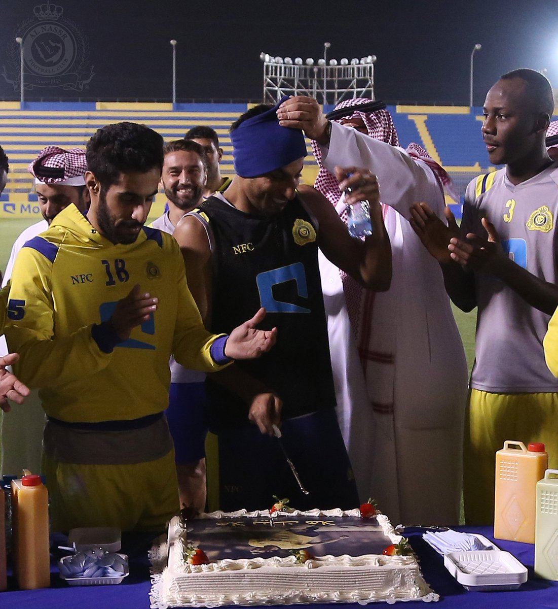 AlNassrFC's tweet photo. أقامت إدارة الكرة بنادي #النصر اليوم احتفالية بنجم #العالمي الكابتن عبدالعزيز الجبرين بعد دخوله إلى التدريبات الجماعية
#اهلا_بالجبرين https://t.co/uoXF9sCM2m