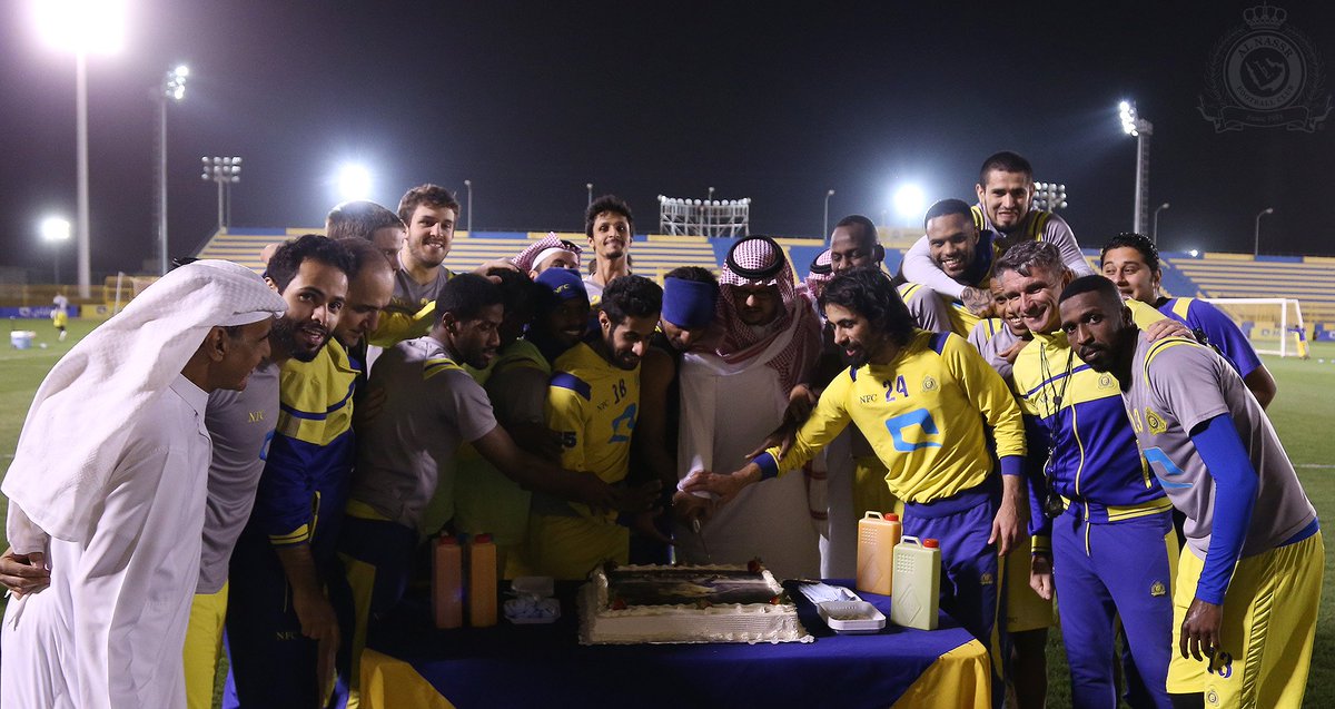 AlNassrFC's tweet photo. أقامت إدارة الكرة بنادي #النصر اليوم احتفالية بنجم #العالمي الكابتن عبدالعزيز الجبرين بعد دخوله إلى التدريبات الجماعية
#اهلا_بالجبرين https://t.co/uoXF9sCM2m