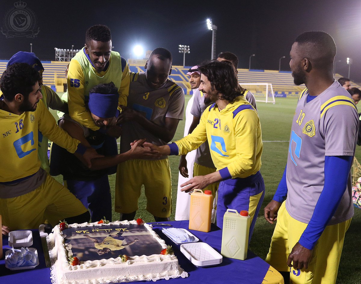 AlNassrFC's tweet photo. أقامت إدارة الكرة بنادي #النصر اليوم احتفالية بنجم #العالمي الكابتن عبدالعزيز الجبرين بعد دخوله إلى التدريبات الجماعية
#اهلا_بالجبرين https://t.co/uoXF9sCM2m