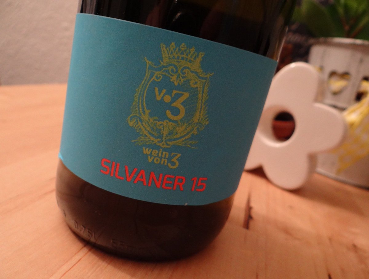 ChrOsswald's tweet photo. Met some new #winemaker last weekend #Weinvon3 #winery from #Zeilitzheim, nice #Silvaner #wine #Frankenwein #Wein https://t.co/HJJK8Z5hEf https://t.co/y7oIfJ0dI8