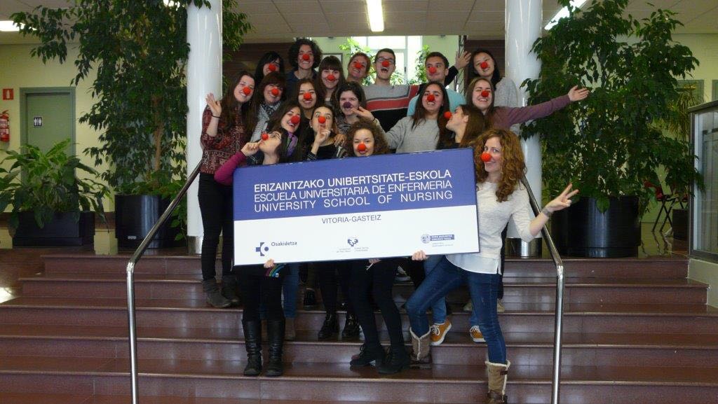 rakelmateo91's tweet photo. L@s futur@s trapecistas de @euenfermeria tambien pensamos q la salud es cosa seria! #conHumorTodoSabeMejor @MAXIGJ @IzaskunAntunez https://t.co/ZXOmNxp7Ph