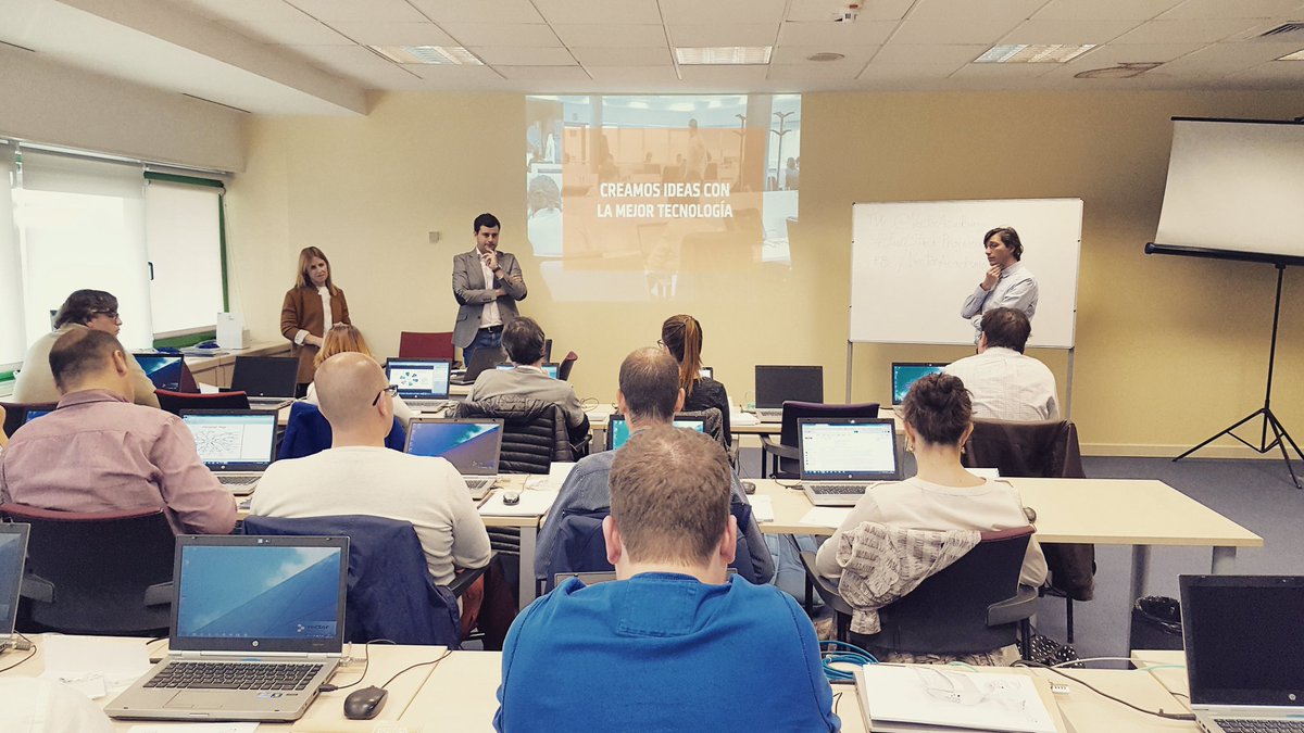 VectorAcademy's tweet photo. El responsable del centro de @VectorITC_Group de Córdoba, @bladerafa, hablando sobre las herramientas de ciclo de vida #FullStackProgram https://t.co/rmJS0lPZ1w