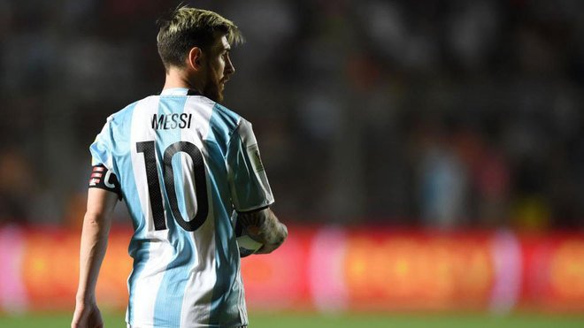 MotivacionesF's tweet photo. "Me pueden llamar cobarde, falso, hipócrita y todo lo que deseen pero no saben lo difícil que es ser 'Yo'" - Messi https://t.co/s8M1kHpDeO