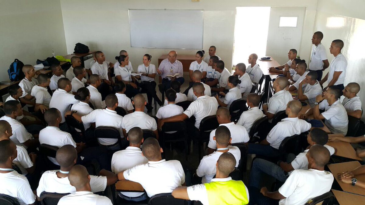 franklincicpc's tweet photo. UNES/Zulia/Academia CICPC/Actividad extra cátedra: Discentes de Invest. Penal participan en el Día Mundial de la Poesía https://t.co/gizyQjKFdC