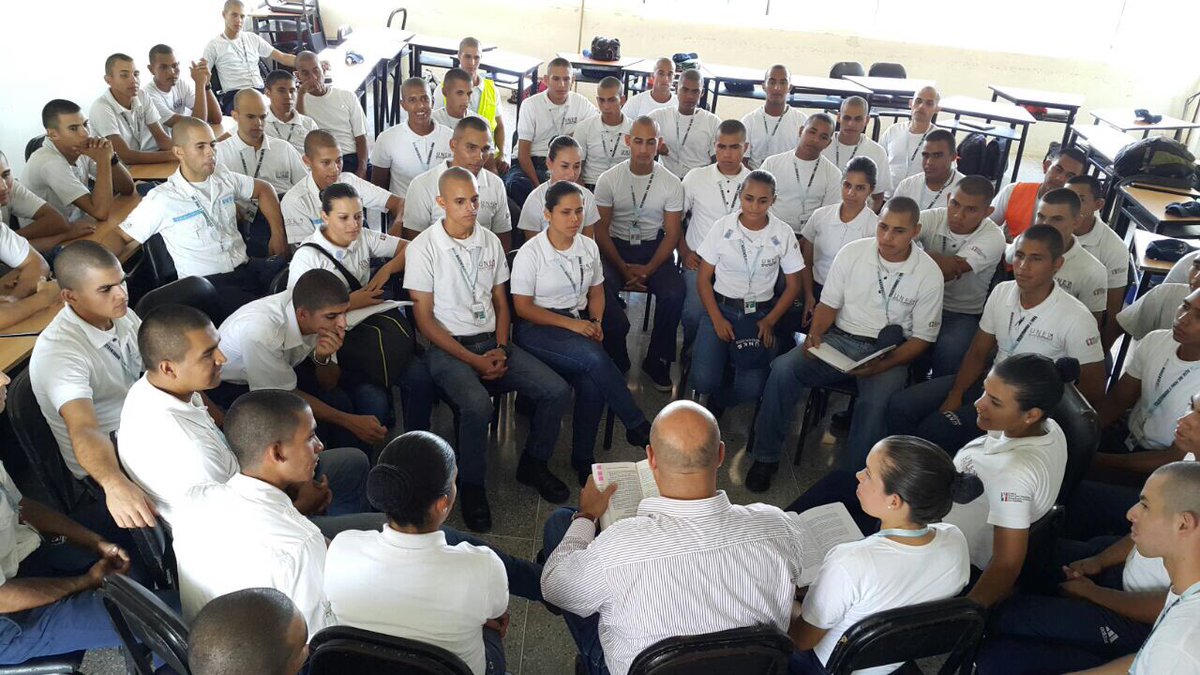 franklincicpc's tweet photo. UNES/Zulia/Academia CICPC/Actividad extra cátedra: Discentes de Invest. Penal participan en el Día Mundial de la Poesía https://t.co/gizyQjKFdC