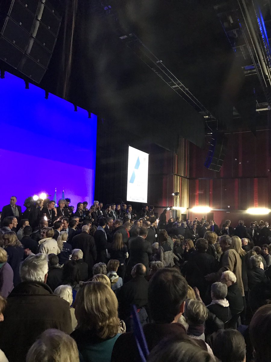 La salle est pleine à craquer pour soutenir @FrancoisFillon #FillonCourbevoie 🇫🇷