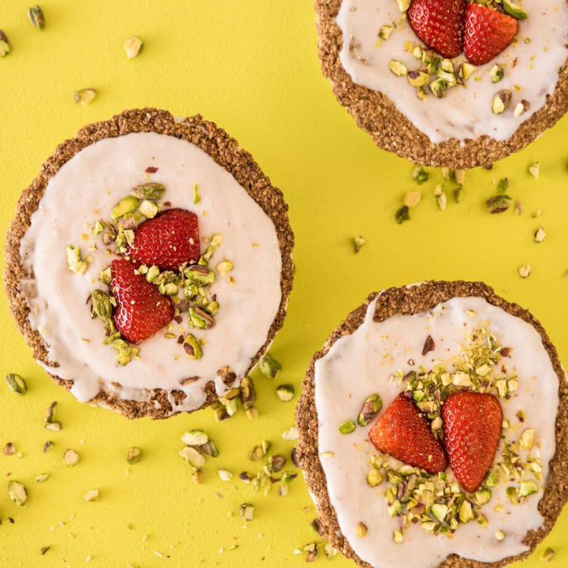 VintageZest's tweet photo. Get the yummy recipe for these Strawberry Pistachio Coconut Probiotic Tarts! 🍓🌰 👉 https://t.co/GQ050gw0yH via @goodkarmafoods #recipe #food https://t.co/VixFu9NMwG