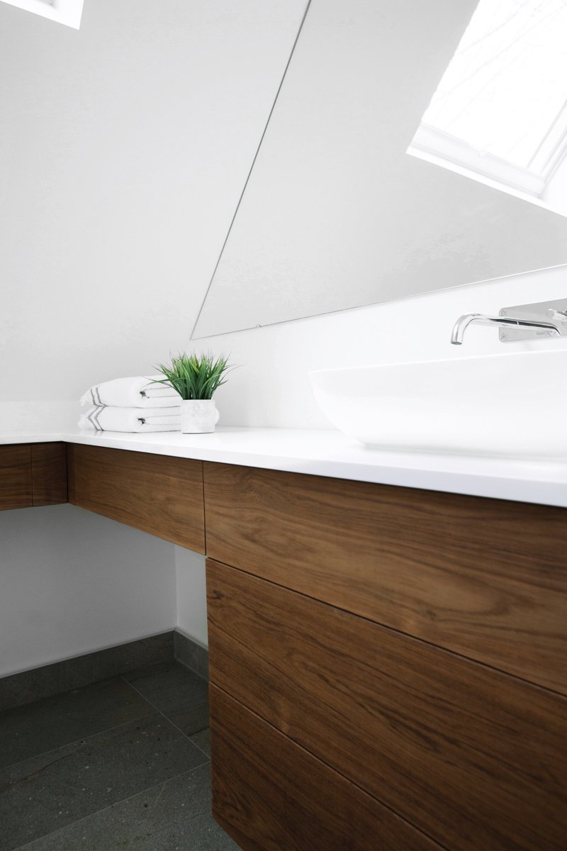 tveltbuild's tweet photo. Sometimes a custom solution is the answer, like this L-shaped teak bathroom vanity. #builtbytvelt https://t.co/7oK9esf3pO