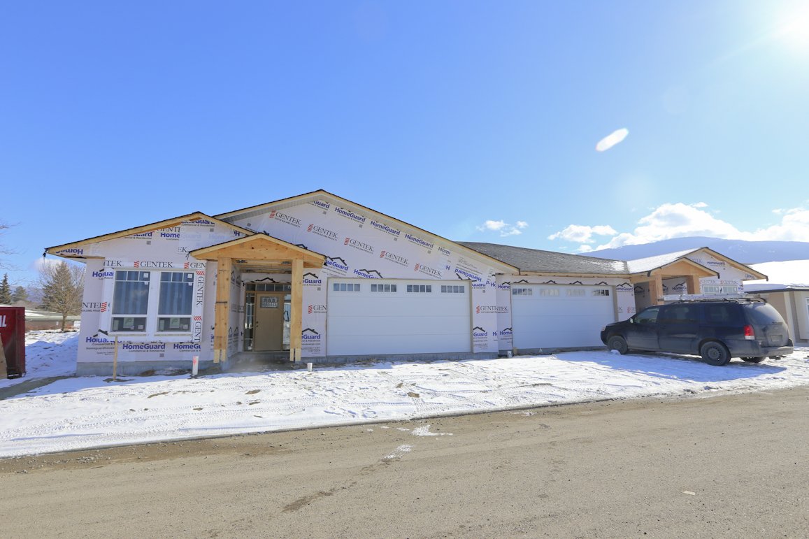 HolmRealEstate's tweet photo. Two 1500 sft 3 bed, 2 bath semi-detached single level townhome currently under construction in 55+. #newconstuction #realestate #armstrongbc https://t.co/Pqp6HpIoVZ