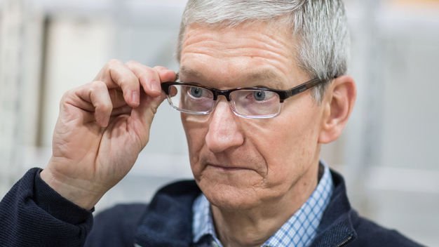 futurezoneat's tweet photo. Sehr lieb: Microsoft stattet Apple-CEO mit Surface Pro aus https://t.co/9lm5Y5Q8A9 (Foto: apa/afp/dpa/bernd thissen) https://t.co/pEH4Z4Gyqi