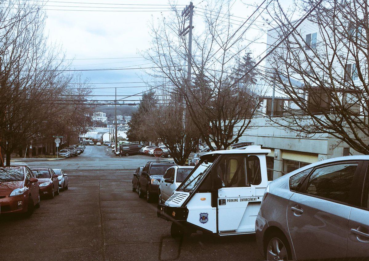KIROTraffic's tweet photo. Sure but when I do it, it's considered "illegal" and a "danger"...๐ #creativeparking https://t.co/T2qxSRFCFX