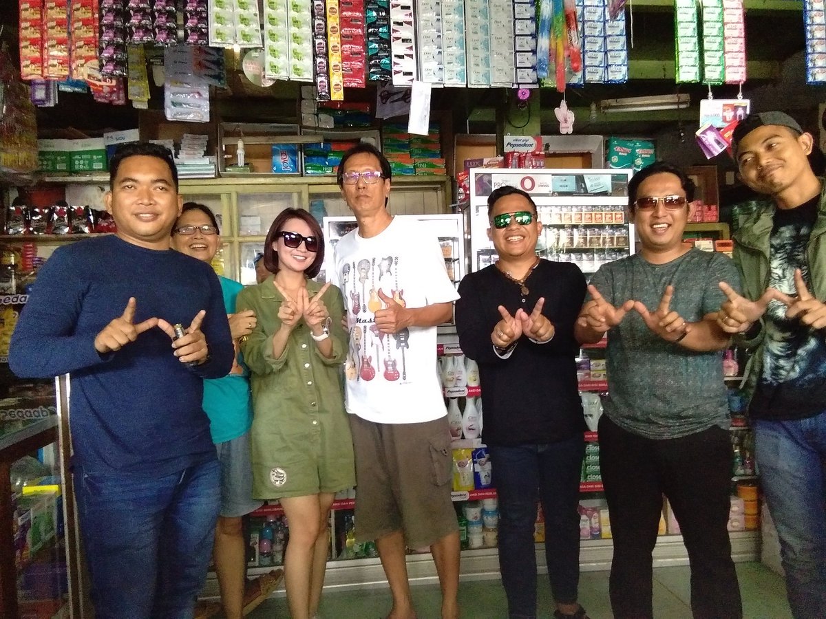 Visit outlet with <a href="/WaliBand_/">Wali Band</a> <a href="/EventApache/">Event Apache</a> #NGAWI #Wikasalim #WaliBand #Latepost #ApacheDNDshow2017