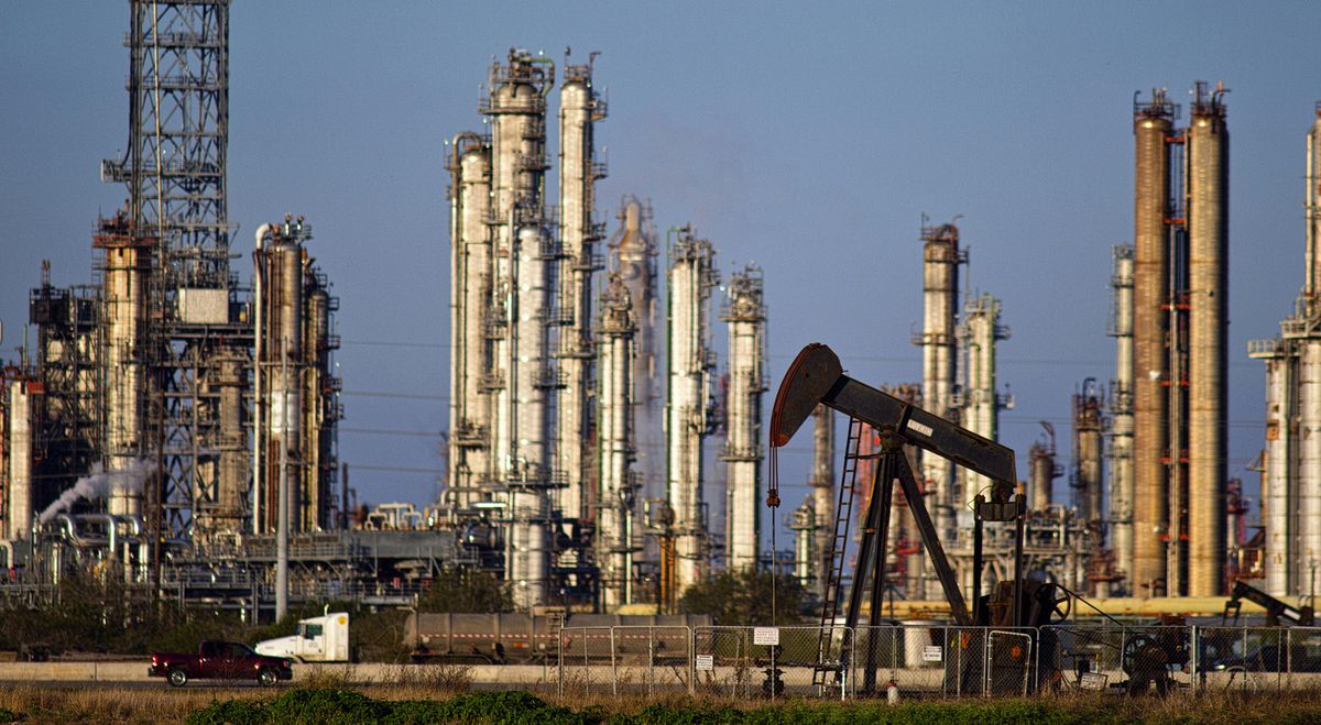 oilgasTicker's tweet photo. Oil Investment Trio Hunts for Bargains After Crude Crash https://t.co/ImbX4KNaHa https://t.co/cMdX4mq2gG
