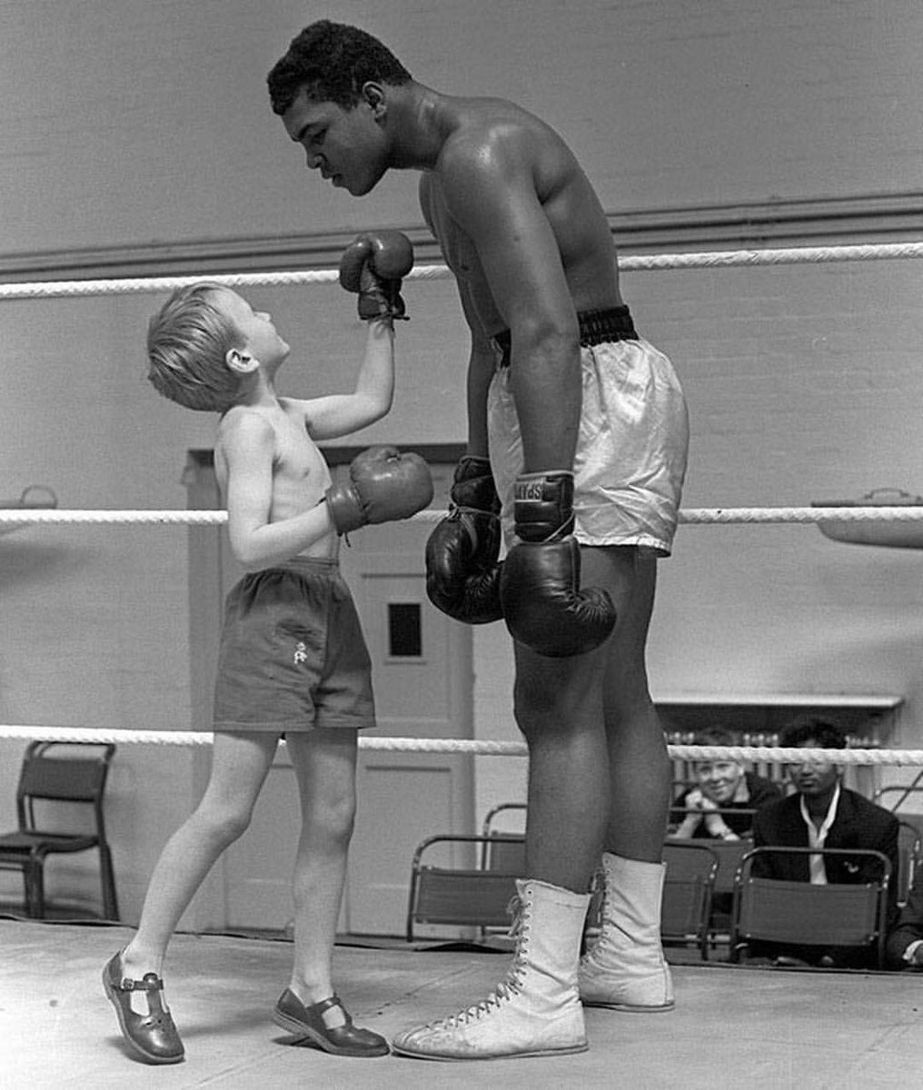 MandiCaskey's tweet photo. Trying to paint this image in downtown Louisville, as well as a massive pair of boxing gloves. @louisvillemayor #Louisville https://t.co/ScD4lxn5vh