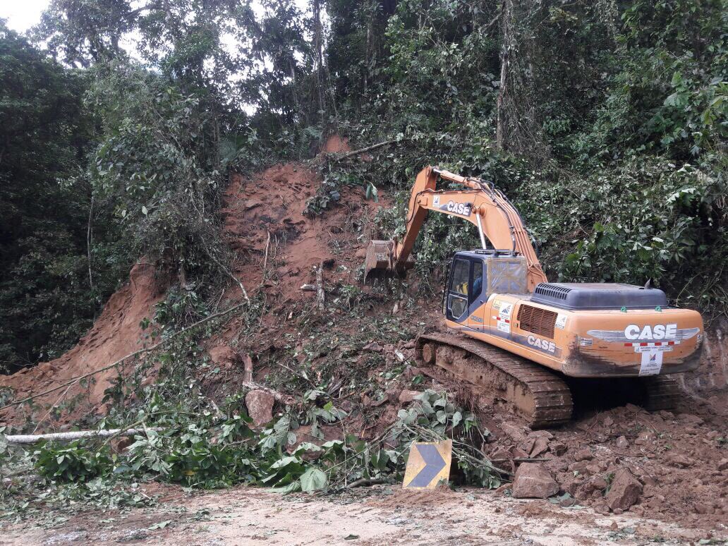 Actualización | Continúan las tareas para habilitar la vía Saracay-Piñas, sector Las Bateas #ElOro. Trabajamos para unir al #Ecuador 24/7