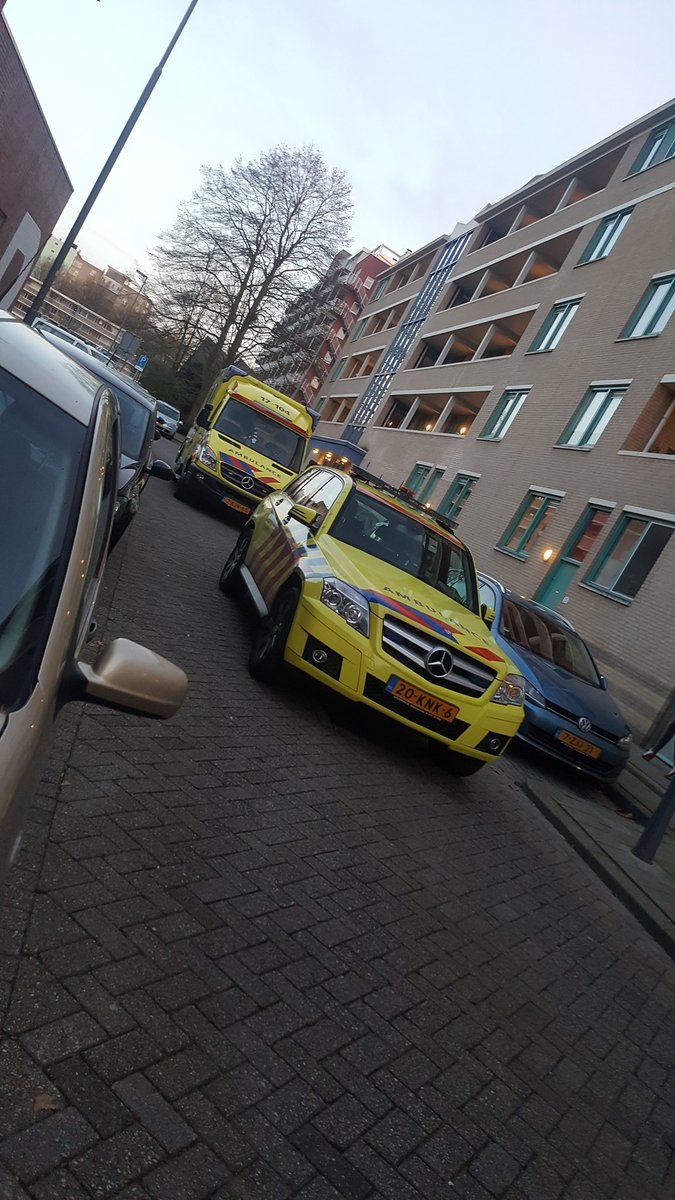 Etienne de Bouterstraat #Rotterdam : Door @Hartveiligwonen samen met GGD <a href="/KazMTH/">Brandweer Metaalhof</a> en @politieRdam_O ingezet voor een reanimatie.