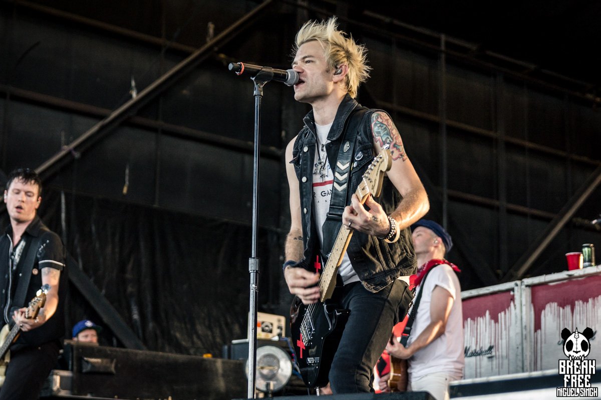 We would like to wish Deryck Whibley a very happy birthday today  