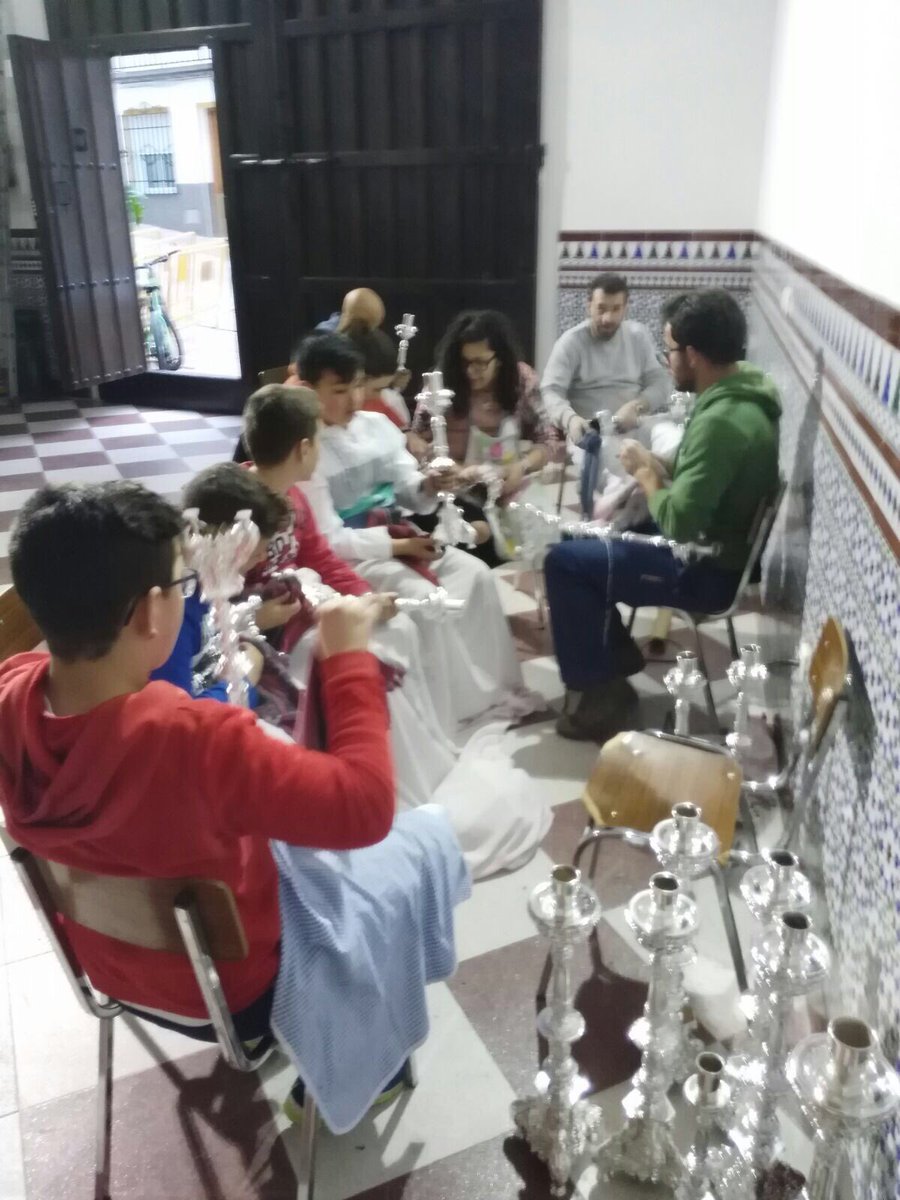 Tarde de Cuaresma, tarde de #priostia. Pequeños y mayores juntos trabajando por nuestra hermandad.