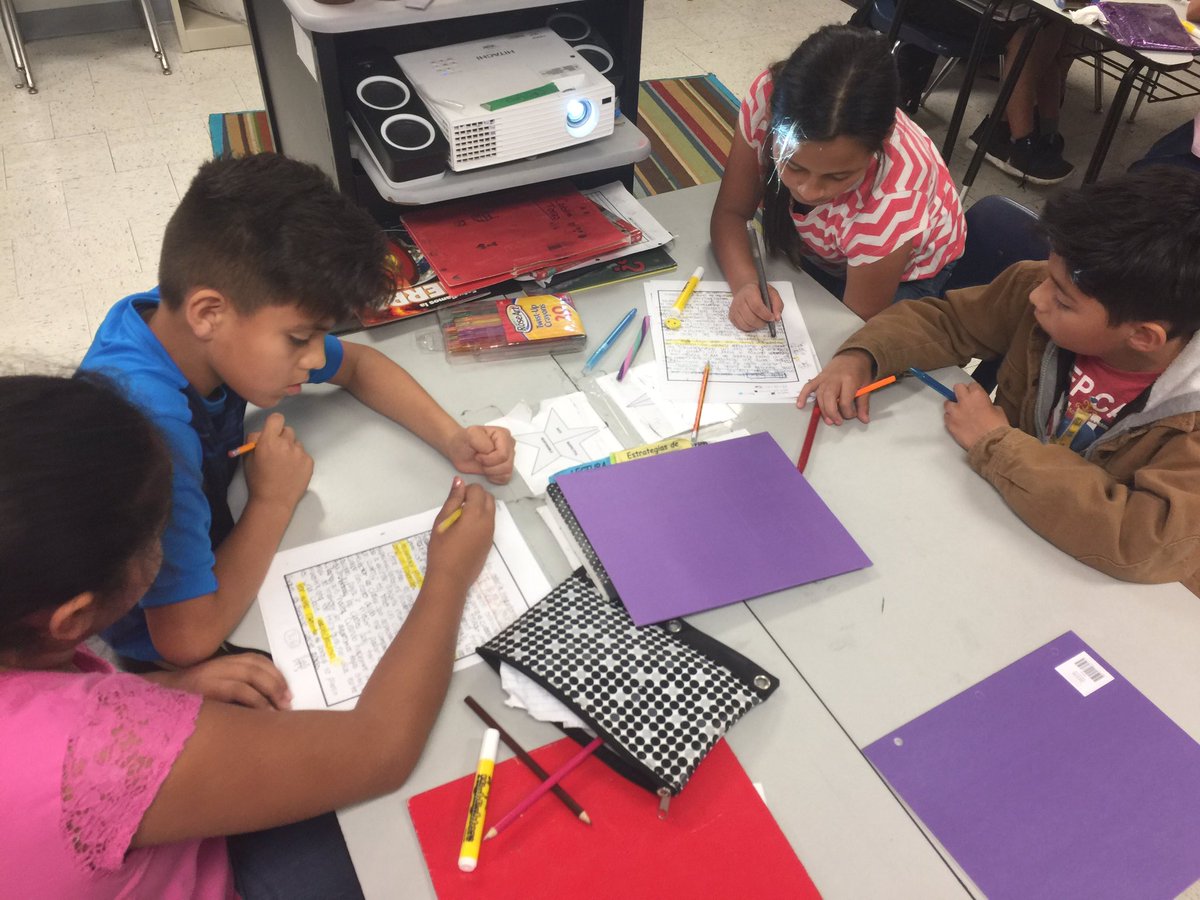 profe_elmer's tweet photo. STAAR test, here we come! ¡revisando redacciones!@profe_elmer @saladopatriots #másquelistos #expositive https://t.co/GibMeewC75
