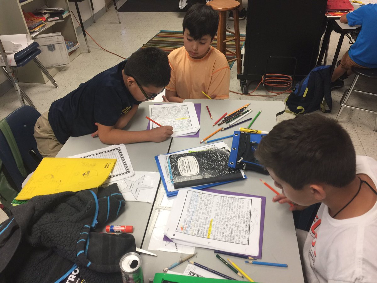 profe_elmer's tweet photo. STAAR test, here we come! ¡revisando redacciones!@profe_elmer @saladopatriots #másquelistos #expositive https://t.co/GibMeewC75
