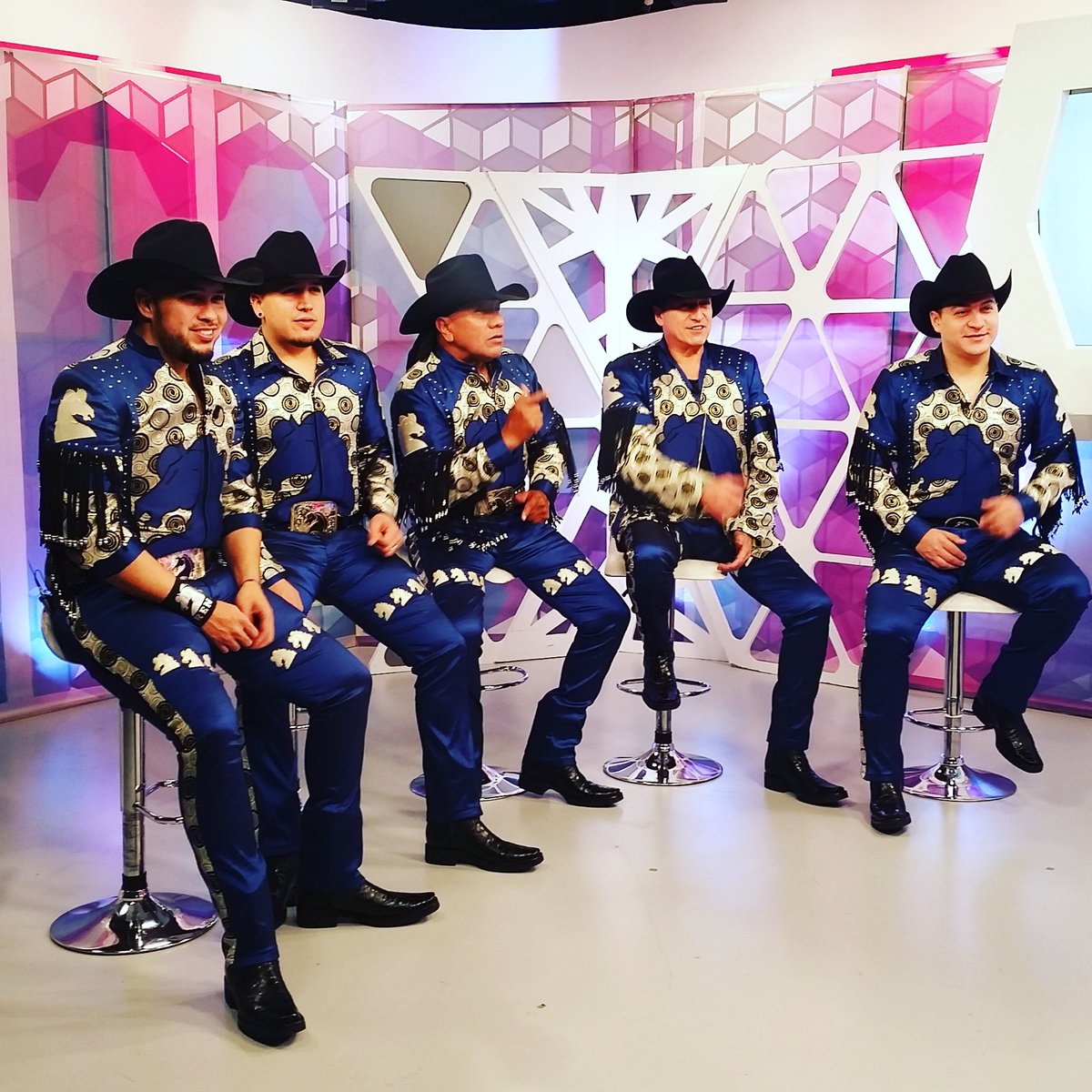 Grupo_Bronco's tweet photo. Seguimos grabando entrevistas https://t.co/ofieEpL1dH