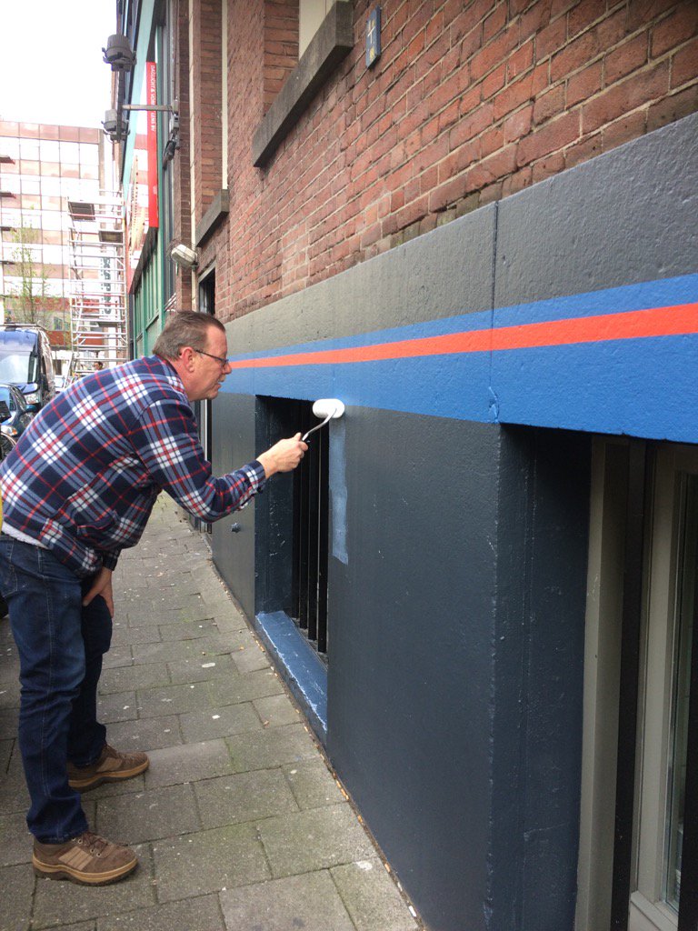 Wildplassers zijn gewaarschuwd: de gevel van <a href="/NRCafe/">NieuwRotterdamsCafe</a> plast voortaan terug ad.nl/rotterdam/geve…