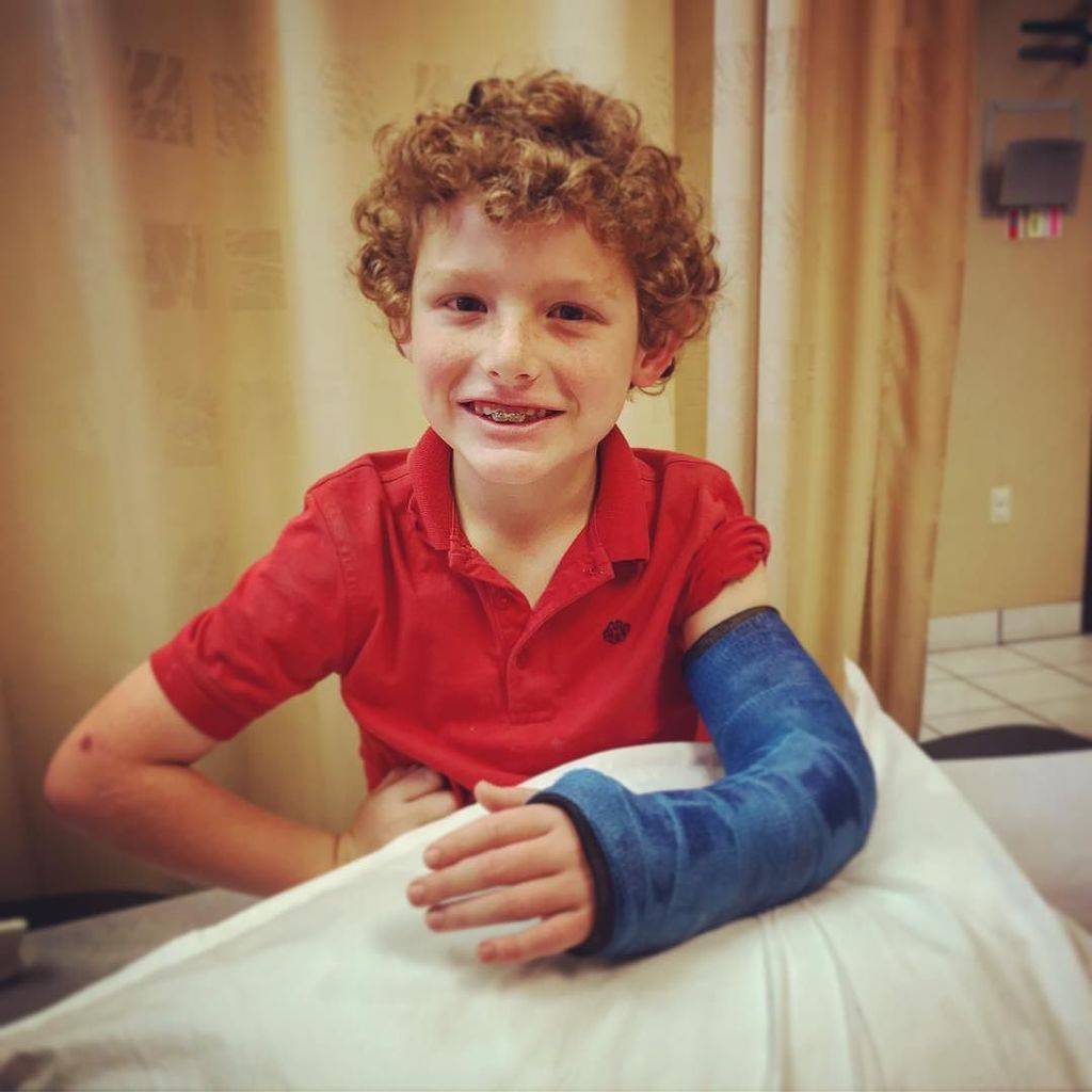 JonKirson's tweet photo. It's officially broken
#6weeksrest #shredtillurdead #savage #toughkid #itsbroken @eggzacharykirson https://t.co/xtV3whQZDB