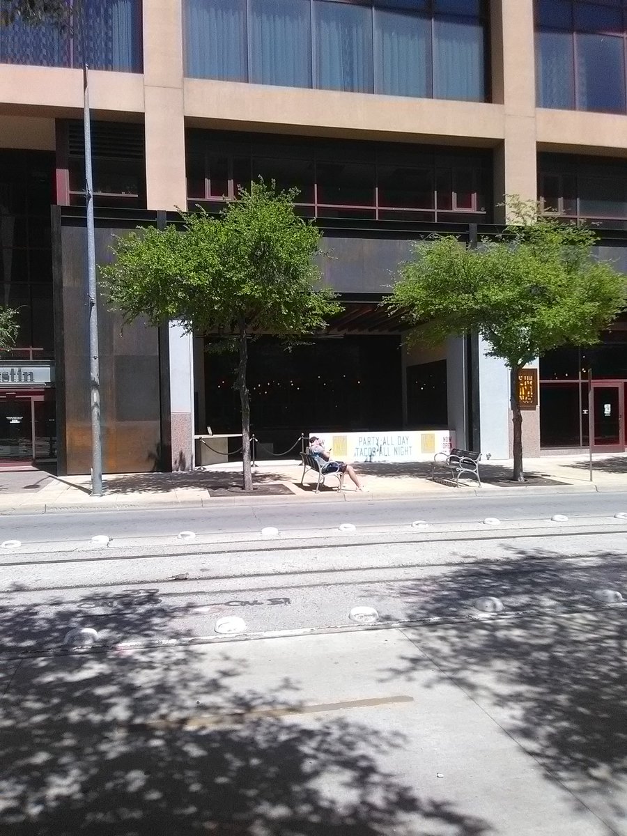 SolarFestChair's tweet image. Not sure what the thinking behind this new design was at #hilton. But I think they could have done better.