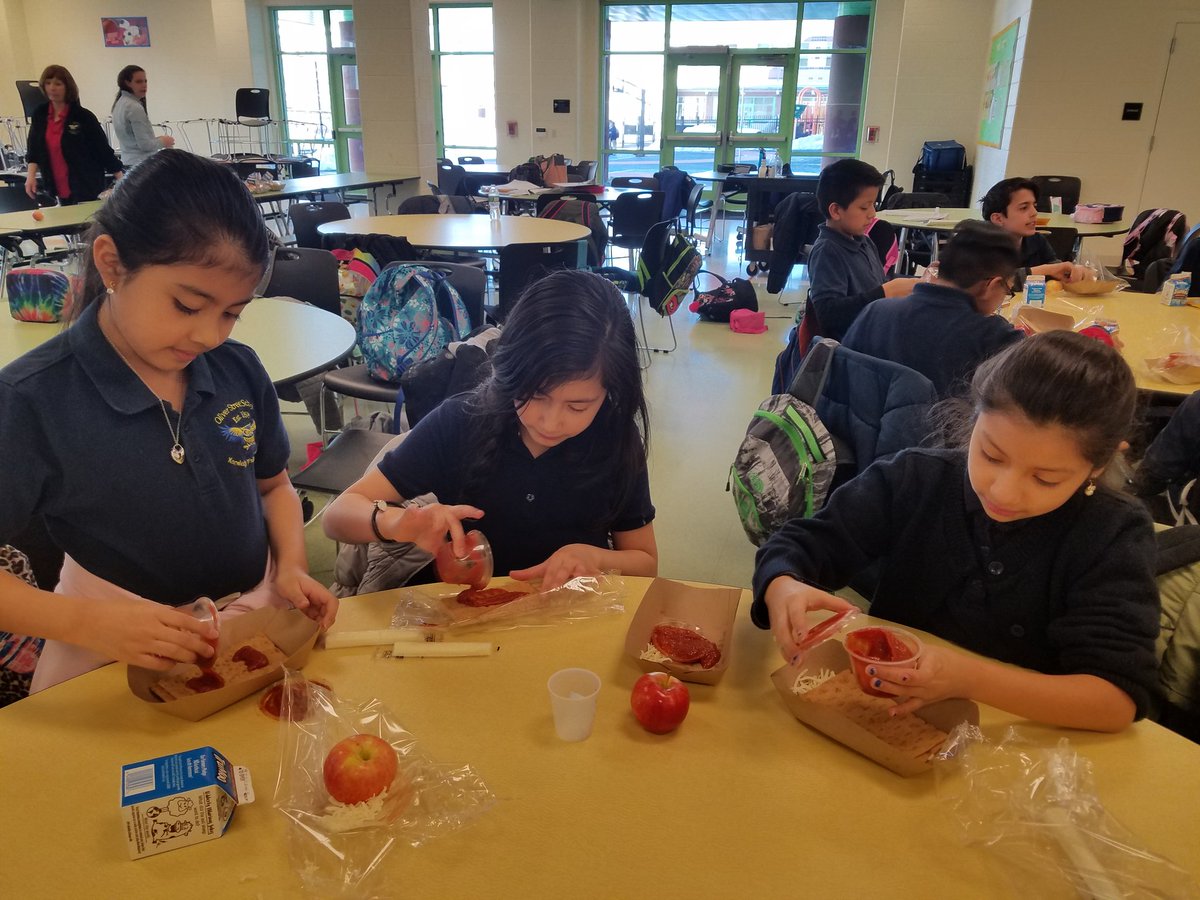 oliverExcel's tweet photo. Making our own pizza for National Nutrition Month @ELT_Newark @raymarin_ELT @SWilsonELT @OliverSchool https://t.co/8FBztqUTj7
