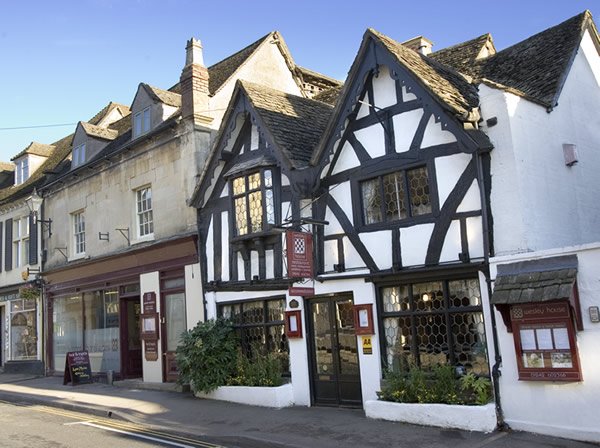 Last few reservations available for a quintessential #Costwolds #Mothersday lunch - wesleyhouse.co.uk/restaurant/mot…