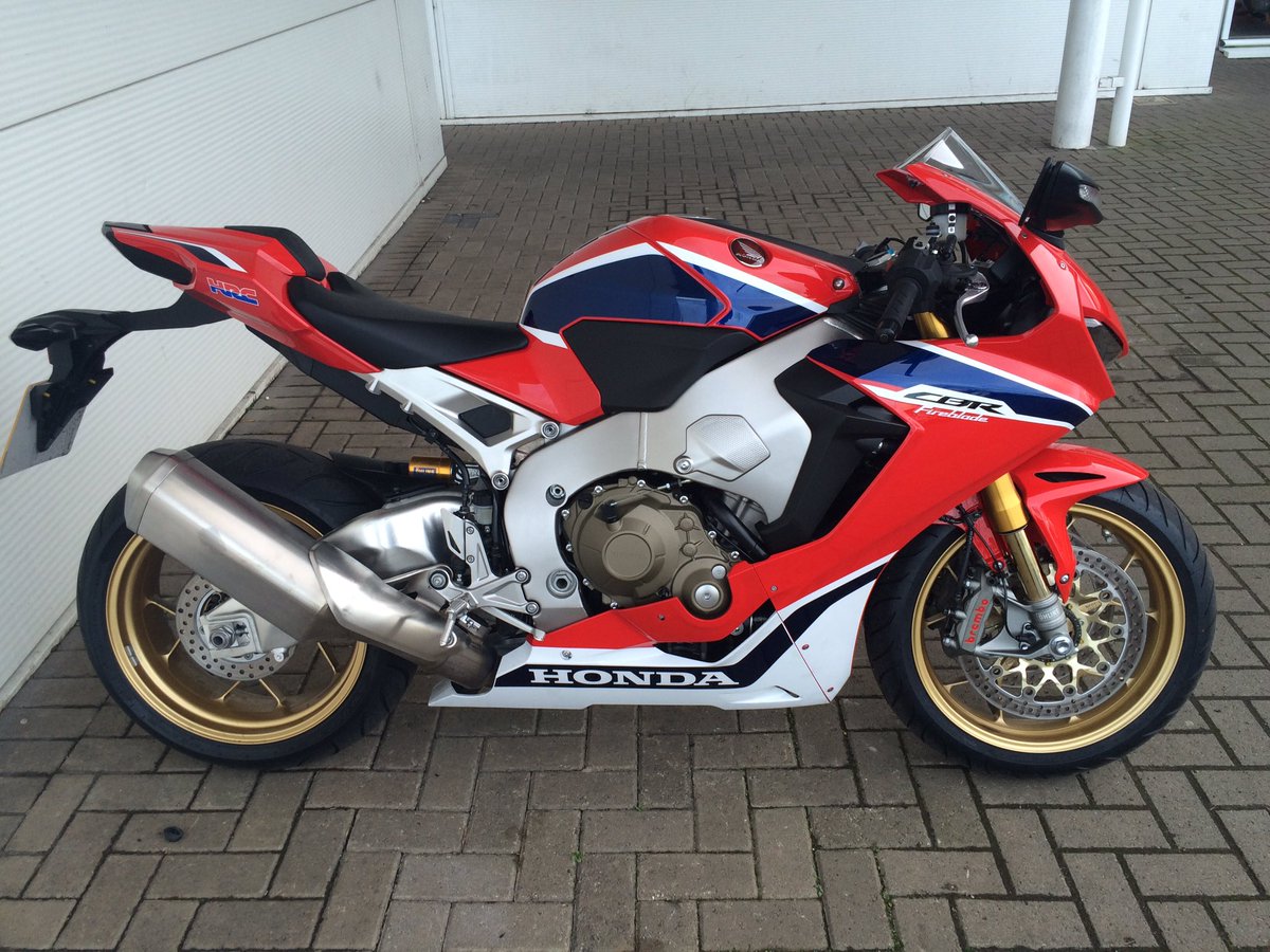 beckers1000's tweet photo. #newFireblade SP demo looking fantastic @HondaNW @_Luke_Griffin ππ wink wink Luke https://t.co/7bBwJvmVxJ