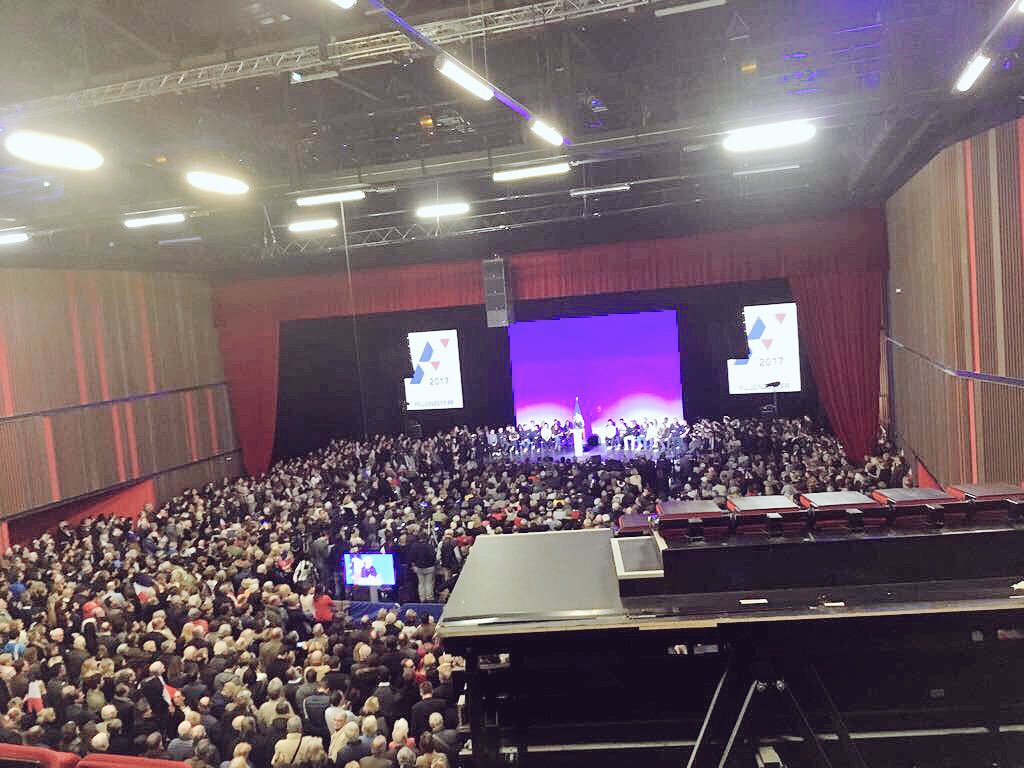 .@FrancoisFillon fait salle comble à Courbevoie ! #FillonCourbevoie