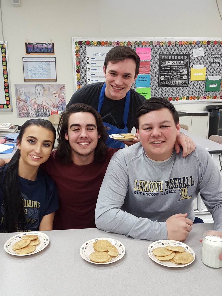 FACS_LHS210's tweet photo. Molded cookie lab in Food Prep! #GoLemont #FACSclasses https://t.co/LQt7WQczYb