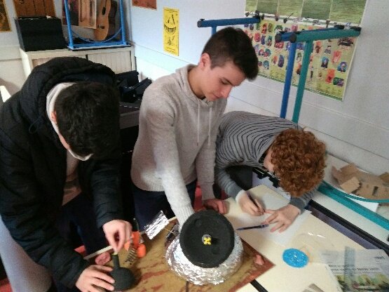 DSDEN79's tweet photo. Élèves collège Thenezay espèrent "vivre sur mars" Réalisation maquettes lors d un Enseignement Pratique Interdisciplinaire devant DASEN https://t.co/0Ov7smgLBV