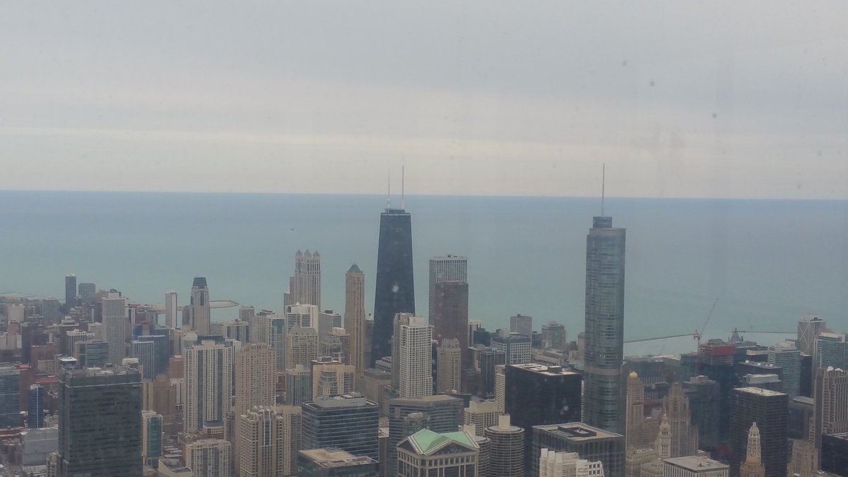 NetworkOpsUAL's tweet photo. Let's talk "Thunderstorms" with amazing Chicago views! @weareunited https://t.co/eTIaVmQWrZ