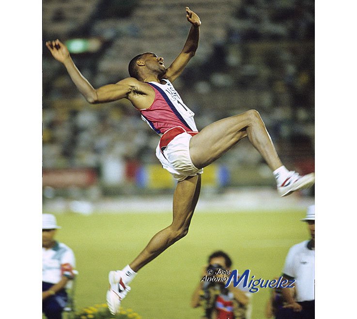 En mi Blog Fotos con Historia: Tokio 1991. Récord Mundo de Longitud, Mike Powell 8,95 m. fotoautor.miguelez.photos/es/Noticia/3/F… <a href="/atletismoRFEA/">atletismoRFEA</a> #deporte