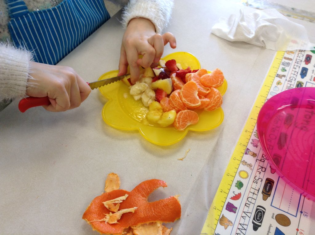PrimaryNg's tweet photo. Young Chefs @basinviewdrive are making Friendship Fruit Salad today! #NSschooleats https://t.co/rsVfixg6BI