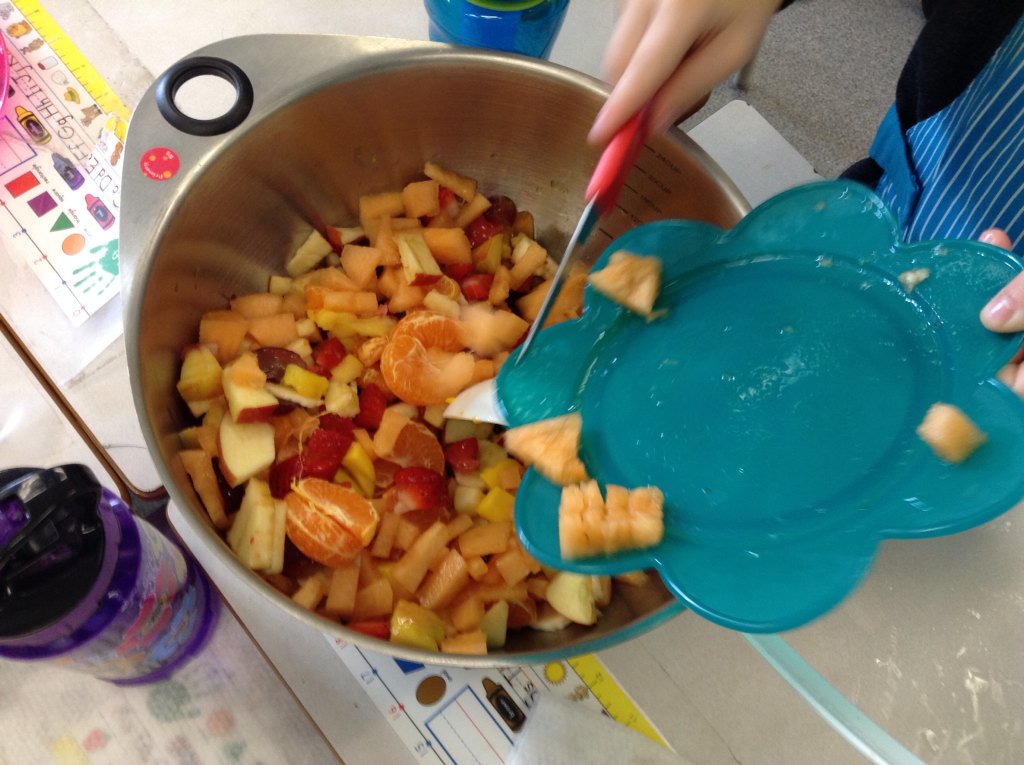 PrimaryNg's tweet photo. Young Chefs @basinviewdrive are making Friendship Fruit Salad today! #NSschooleats https://t.co/rsVfixg6BI