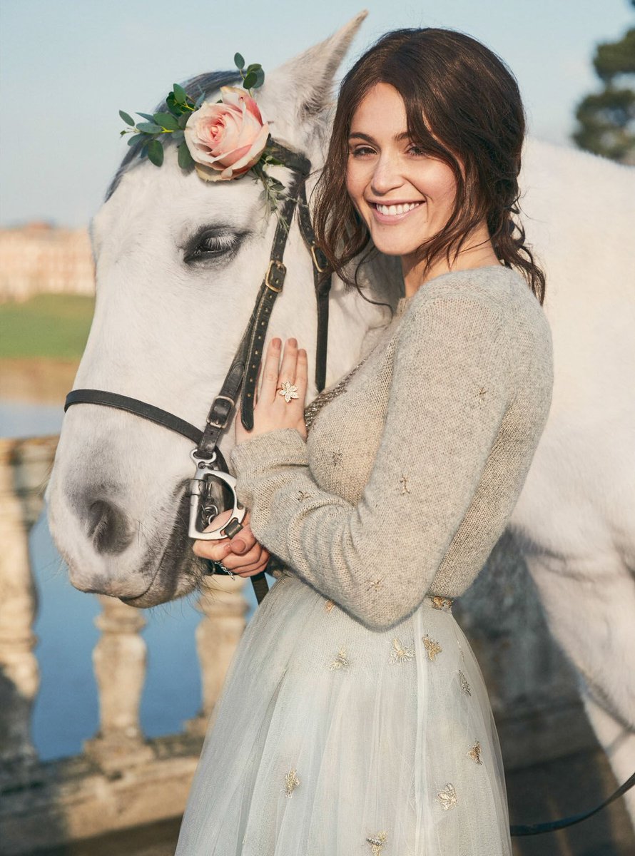 artertonspain's tweet photo. #GemmaArterton photoshoot para Town &amp; Country Magazine, 2017 https://t.co/wEtKCdoe77 https://t.co/GbnSxVjRpT